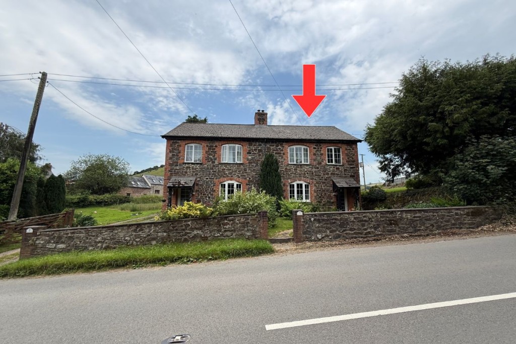 Lot: 83 - RESIDENTIAL INVESTMENT - Front of the property